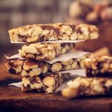 Ernährungsmythos 2: Nüsse machen dick  Jeder Deutsche isst im Schnitt 1,1 Kilogramm Nüsse im Jahr. Pro Tag entspricht das einer Menge von drei Gramm. Dabei können - und sollten - es viel mehr sein. Studien zeigen: Menschen, die täglich eine Handvoll Nüsse essen (rund 20 Gramm) haben ein geringeres Risiko, an Herz- und Lungenleiden oder Krebs zu sterben.  Zwar ist noch nicht abschließend geklärt, dass es tatsächlich die Nüsse sind, die sich so positiv auf die Gesundheit auswirken. Möglicherweise leben Nuss-Fans auch einfach gesünder und bewegen sich mehr. Doch für einen gewissen positiven Effekt der Nuss sprechen allein die Inhaltsstoffe: Sie liefert reichlich Eiweiß, ungesättigte Fettsäuren, Ballaststoffe, Vitamin E, B-Vitamine, Zink und Magnesium. 