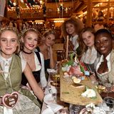 Der GNTM-Stammtisch: Kim Hnizdo, Darya Strelnikova, Luisa Hartema, Taynara Silva Joy, Pia Riegel und Toni Dreher-Adenuga (v.l.n.r.) nahmen alle an Heidi Klums Modelshow teil und feierten nun gemeinsam im Schützenfestzelt.
