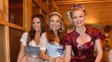 Die Moderatorinnen Laura Wontorra und Victoria Swarovski, sowie Model Franziska Knuppe (v.l.n.r.), folgten der Einladung zur "Madlwiesn" im Schützenfestzelt.