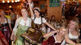 Veronica Ferres wurde es wohl etwas zu wild: Die 53-Jährige hielt sich die Ohren zu. Für Ferres stand nicht nur der Wiesn-Besuch auf dem Programm, sondern auch der vierte Hochzeitstag mit Carsten Machmeyer, dem sie auf Instagram eine schmalzige Liebeserklärung machte.