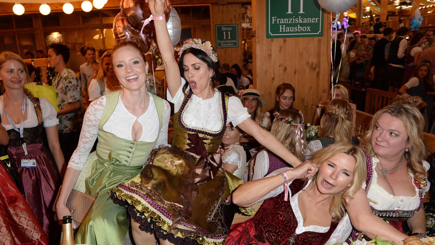 Oktoberfest 2018: Veronica Ferres wurde es wohl etwas zu wild: Die 53-Jährige hielt sich die Ohren zu. Für Ferres stand nicht nur der Wiesn-Besuch auf dem Programm, sondern auch der vierte Hochzeitstag mit Carsten Machmeyer, dem sie auf Instagram eine schmalzige Liebeserklärung machte. Veronica Ferres wurde es wohl etwas zu wild: Die 53-Jährige hielt sich die Ohren zu. Für Ferres stand nicht nur der Wiesn-Besuch auf dem Programm, sondern auch der vierte Hochzeitstag mit Carsten Machmeyer, dem sie auf Instagram eine schmalzige Liebeserklärung machte.