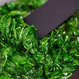 Ernährungsmythos 6: Aufgewärmter Spinat ist giftig  Die Empfehlung hat einen medizinischen Hintergrund: In Spinatpflanzen reichern sich während des Wachstums größere Mengen Nitrat aus dem Boden an. Das ist an sich unbedenklich. Doch unter bestimmten Bedingungen können Mikroorganismen Nitrat in Nitrit umwandeln. Das ist etwa dann der Fall, wenn zubereiteter Spinat längere Zeit bei Zimmertemperatur stehen gelassen wird. Nitrit kann in Verbindung mit Proteinen zu schädlichen Nitrosaminen reagieren. Diese gelten als krebserregend.  Die Empfehlung, Spinat nicht wieder aufzuwärmen, stammt allerdings aus Zeiten, in denen es keine Kühlschränke gab. Inzwischen gilt sie als überholt. "Gekochten Spinat sollte man schnell abkühlen, abgedeckt in den Kühlschrank stellen und höchstens noch einmal erhitzen", rät die Verbraucherzentrale Bayern. Wer diesen Tipp beachte, schade nicht seiner Gesundheit.