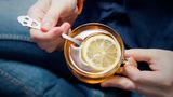 Ernährungsmythos 7: Heiße Zitrone hilft gegen Erkältung  Studien konnten nicht beweisen, dass viel Vitamin C gegen Erkältungssymptome wirkt. Die Säure der Zitrone reizt die vorgeschädigte Rachenschleimhaut bei einer Erkältung nur unnötig. Viel Trinken ist bei einer Erkältung dennoch wichtig. Am besten eignen sich Wasser oder milde Tees.