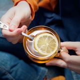 Ernährungsmythos 7: Heiße Zitrone hilft gegen Erkältung  Studien konnten nicht beweisen, dass viel Vitamin C gegen Erkältungssymptome wirkt. Die Säure der Zitrone reizt die vorgeschädigte Rachenschleimhaut bei einer Erkältung nur unnötig. Viel Trinken ist bei einer Erkältung dennoch wichtig. Am besten eignen sich Wasser oder milde Tees.