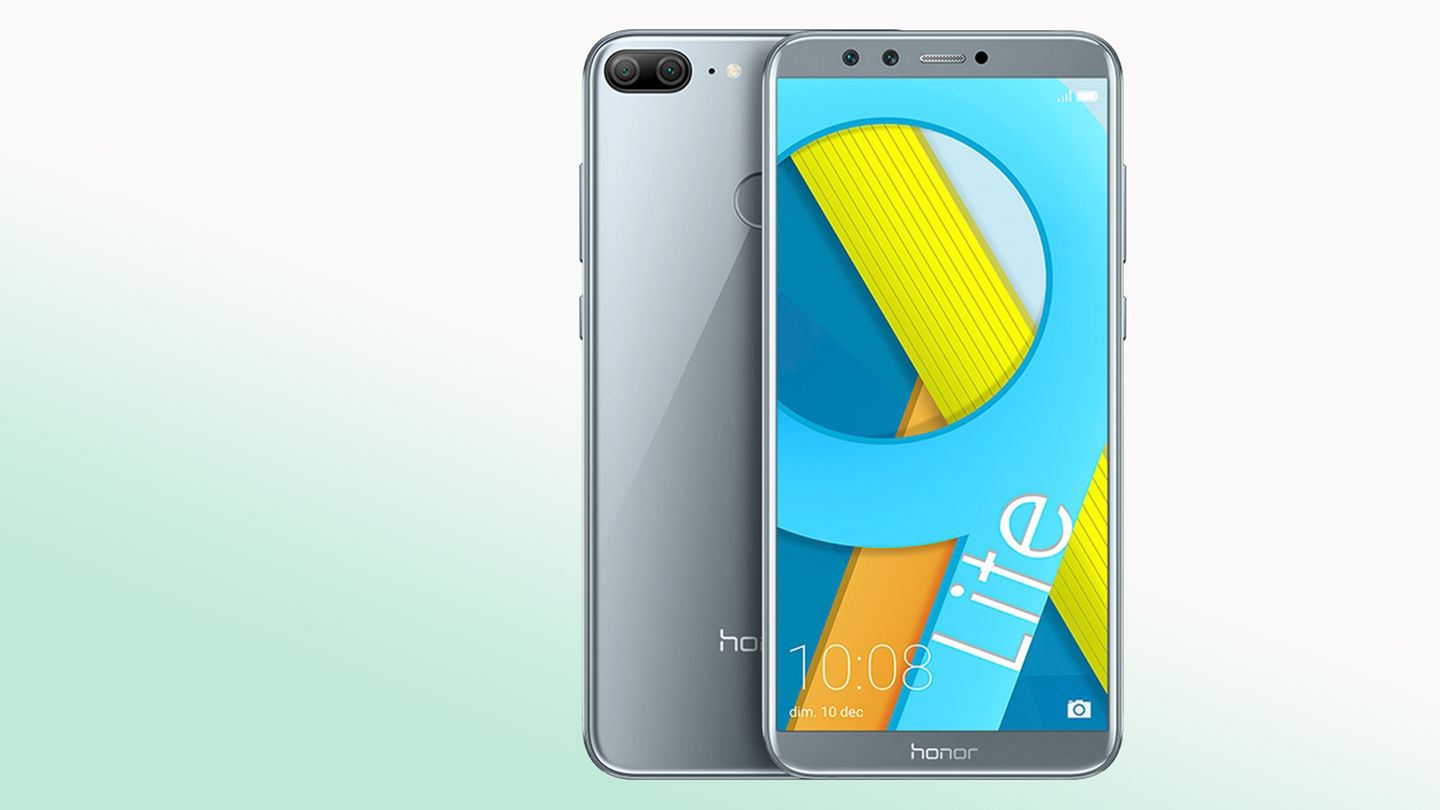 Kaufberatung: Honor 9 Lite Die Honor-Smartphones sind Huaweis Sparlinie. Auch das Honor 9 Lite orientiert sich klar an den teureren Modellen der Chinesen, spart aber an der richtigen Stelle. Die Leistung ist gut, die Kamera auch. Und: Es bringt gleich vier von ihnen mit. Vorne und hinten sitzen jeweils eine Doppelknipse. Der Preis: ab 160 Euro. Honor 9 Lite Die Honor-Smartphones sind Huaweis Sparlinie. Auch das Honor 9 Lite orientiert sich klar an den teureren Modellen der Chinesen, spart aber an der richtigen Stelle. Die Leistung ist gut, die Kamera auch. Und: Es bringt gleich vier von ihnen mit. Vorne und hinten sitzen jeweils eine Doppelknipse. Der Preis: ab 160 Euro.