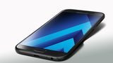 Samsung Galaxy A3 (2017)  Wer Samsungs Design oder Benutzeroberfläche schätzt, aber nicht Hunderte Euro bezahlen möchte, sollte sich das A3 anschauen. Die Verarbeitung ist für den Preis knapp unter 200 Euro hervorragend, auch die Leistung geht in Ordnung. Die Kamera reicht für Schnappschüsse. Als Bonus gibt es ein wasserdichtes Gehäuse.