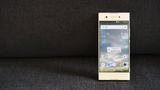 Das Sony Xperia XA1 steht aufrecht auf einer Couch