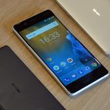 Das Nokia 3, Nokia 5 und Nokia 6 liegen auf einem Tisch