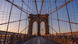 Brooklyn Bridge  Zu den schönsten Spaziergängen in New York City gehört der über die bereits 1883 errichtete Brooklyn Bridge. Am besten startet man den rund einen Kilometer langen Brückenweg über dem East River an der Subway-Station High Street auf der Brooklyn-Seite und läuft in Richtung Manhattan. So hat man die Skyline stehts vor Augen.