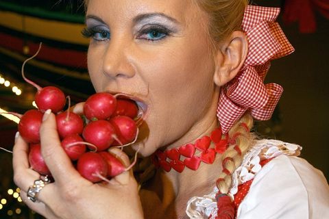 Tatjana Gsell beißt in Bund Radieschen