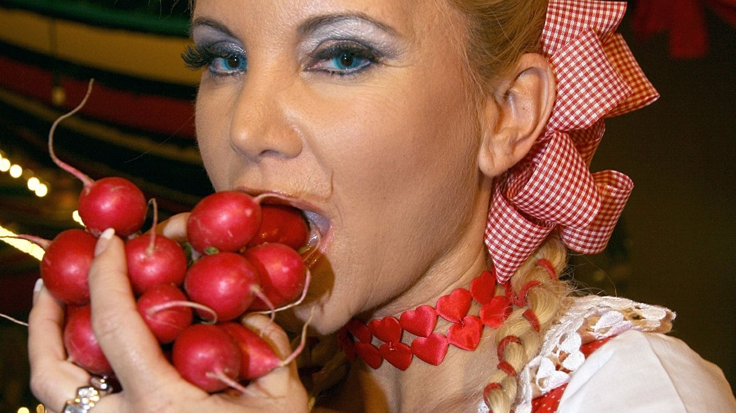 Tatjana Gsell beißt in Bund Radieschen