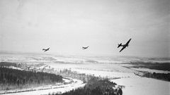 Frühe Ilyushin IL-2 Sturmovik greifen deutsche Positionen vor Moskau an.