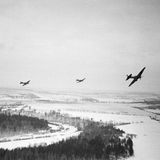 Frühe Ilyushin IL-2 Sturmovik greifen deutsche Positionen vor Moskau an.