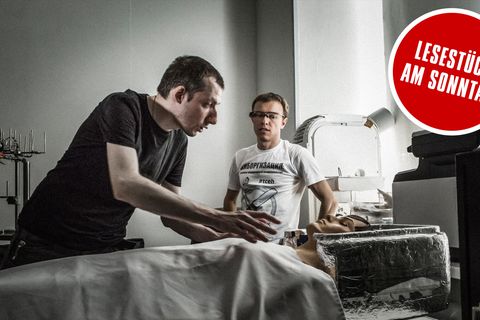 An einem Modell erklären die Transhumanisten Alexej Samykin und Igor Trapesnikow im Büro von KrioRus