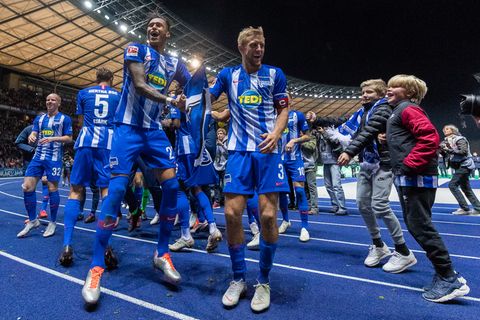 Spieler von Hertha BSC feiern ihren 2:0-Sieg gegen den FC Bayern