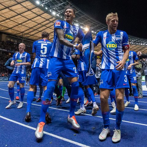 Spieler von Hertha BSC feiern ihren 2:0-Sieg gegen den FC Bayern