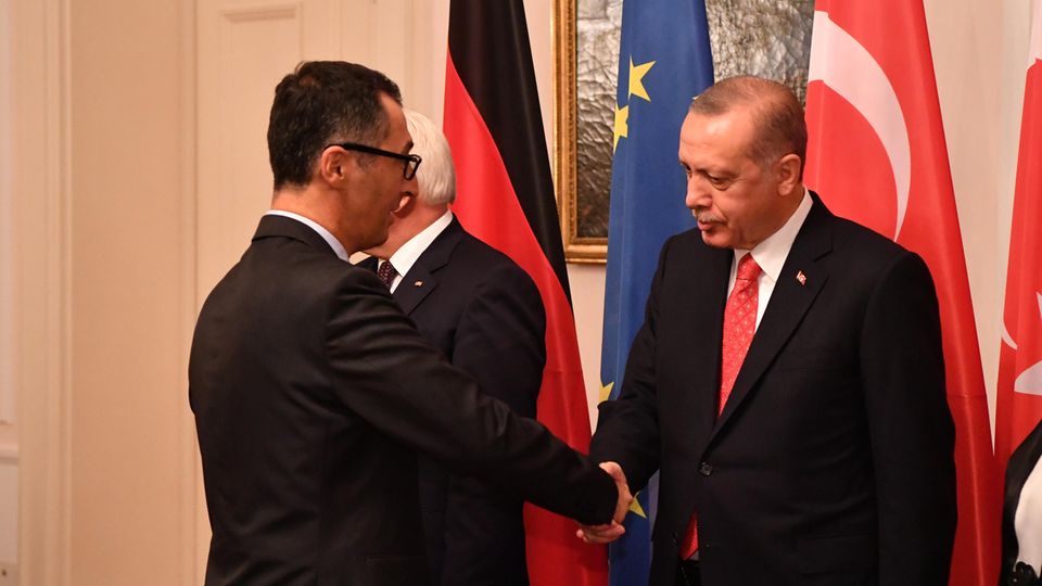 Grünen-Politiker Cem Özdemir (l.) ist scharfer Kritiker des türkischen Präsidenten Recep Tayyip Erdogan Grünen-Politiker Cem Özdemir (l.) ist scharfer Kritiker des türkischen Präsidenten Recep Tayyip Erdogan