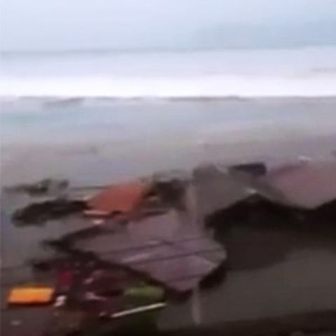 Hunderte Tote: Dramatische Szenen: Augenzeugenvideo zeigt tödliche Tsunamiwelle in Indonesien