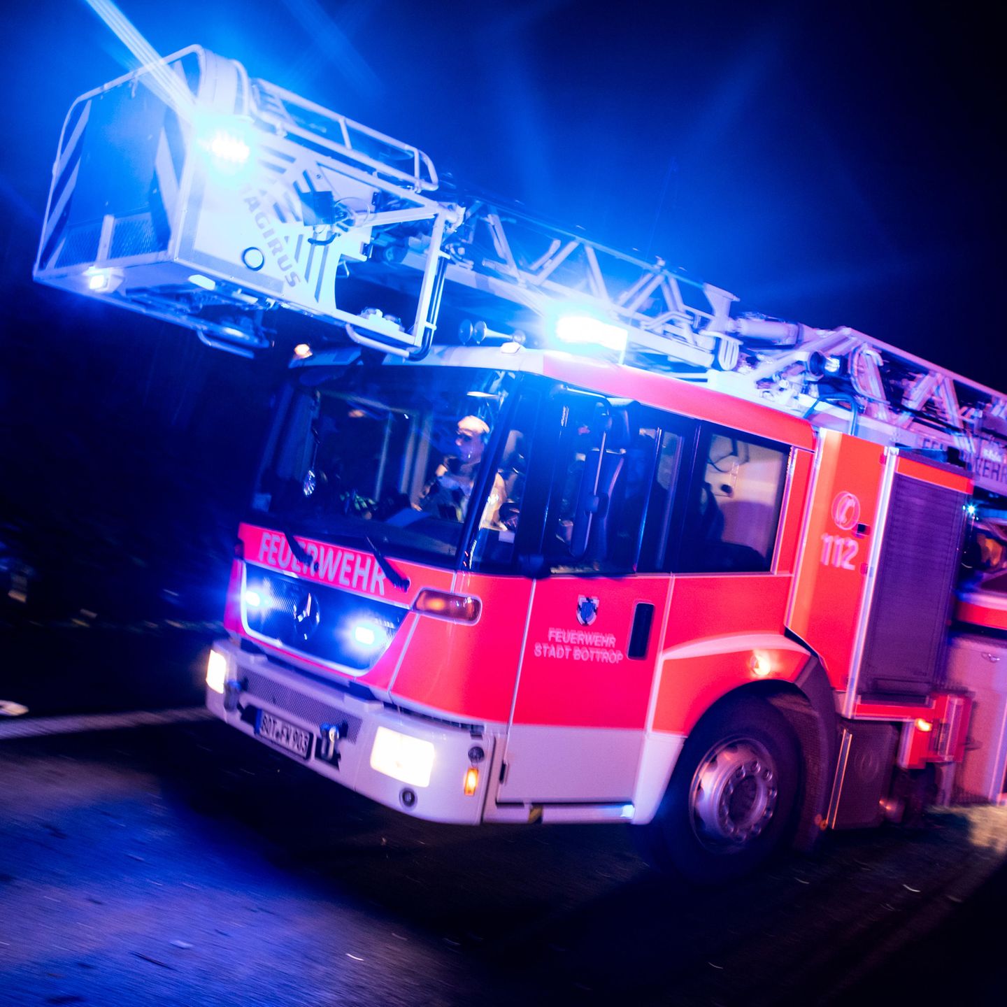 Vorsicht bei Blaulicht und Martinshorn / ADAC: Polizei, Feuerwehr