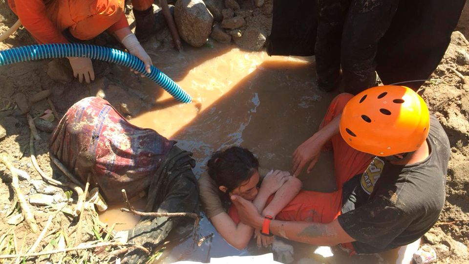 News des Tages: Erdbeben und Tsunami in Indonesien: mehr als 800 Tote Helfer retten eine Frau nach den schweren Beben und dem Tsunami in Indonesien