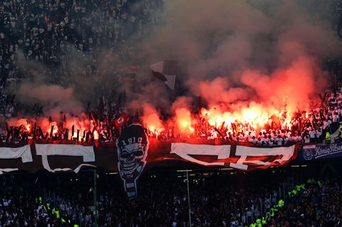 Fans des FC St. Pauli während des Hamburger Stadtderbys gegen den HSV