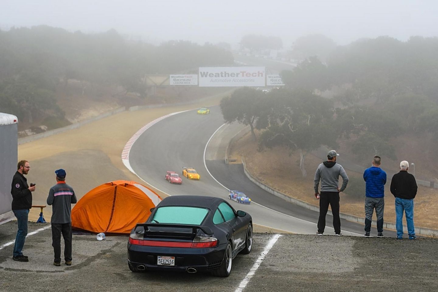 Morgentlicher Nebel bei der Porsche Rennsport Reunion 2018