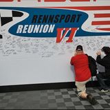 Bei der Porsche Rennsport Reunion 2018 kann sich jeder mit Gruß und Unterschrift auf einer großen Wandfläche verewigen