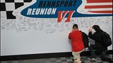 Bei der Porsche Rennsport Reunion 2018 kann sich jeder mit Gruß und Unterschrift auf einer großen Wandfläche verewigen