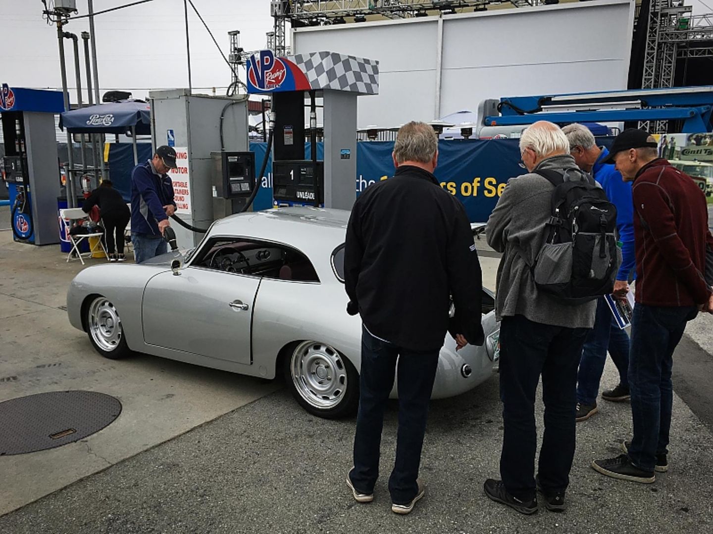 Porsche Rennsport Reunion 2018: Getankt wird vorne - Fachsimpeln beim Tankstopp