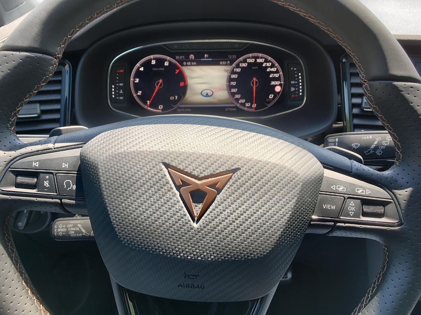 Das Tribe-Logo ziert im Cupra Ateca die Lenkradnabe