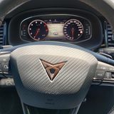 Das Tribe-Logo ziert im Cupra Ateca die Lenkradnabe