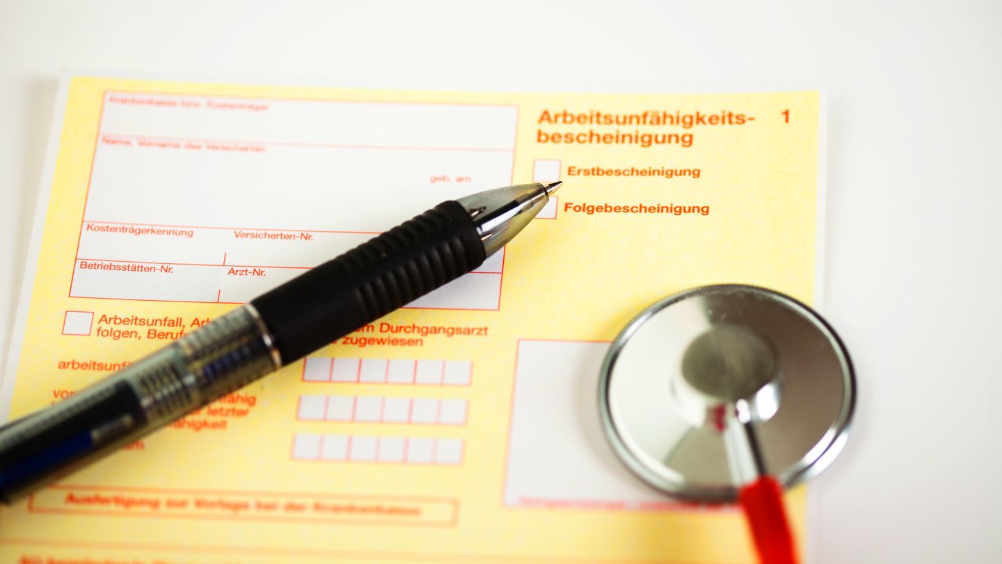 Auf einer Arbeitsunfähigkeitsbescheinigung liegt ein Stift