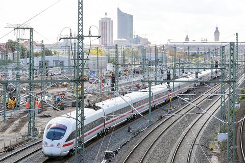 Ein ICE passiert eine Baustelle am Leipzig Hauptbahnhof