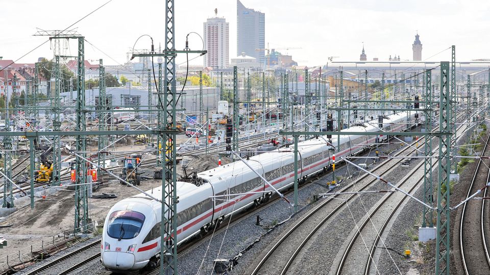 Ein ICE passiert eine Baustelle am Leipzig Hauptbahnhof