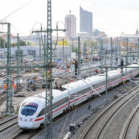 Ein ICE passiert eine Baustelle am Leipzig Hauptbahnhof