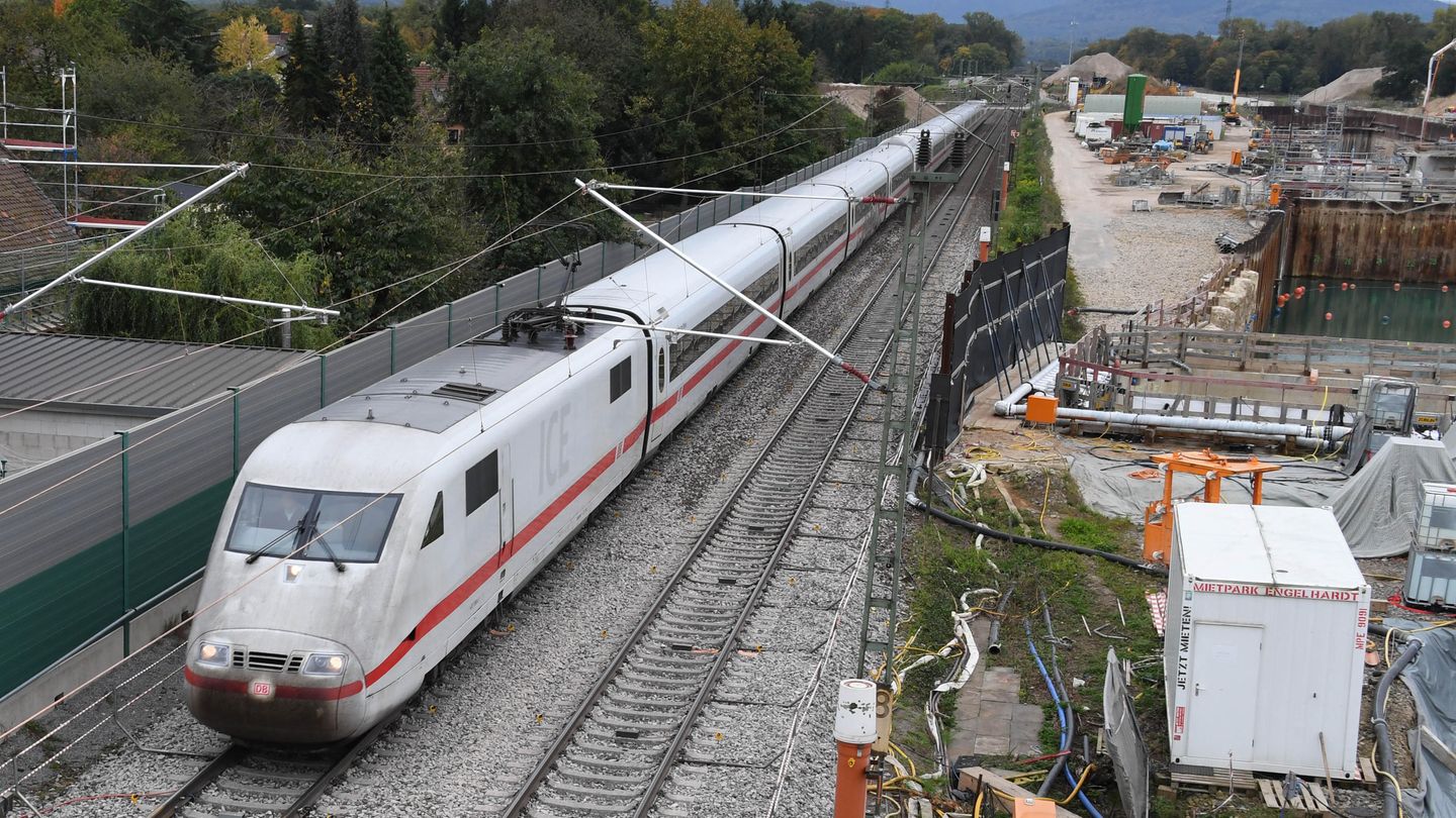 Ein ICE der Deutschen Bahn passiert eine Baustelle. Ab 2019 wird es auf Nord-Süd-Strecken zu monatelangen Vollsperrungen kommen.