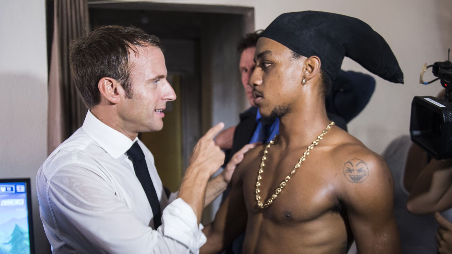 Frankreichs Präsident Emmanuel Macron spricht mit einem jungen Bewohner von Saint-Martin in der Karibik