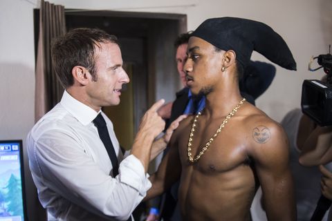 Frankreichs Präsident Emmanuel Macron spricht mit einem jungen Bewohner von Saint-Martin in der Karibik