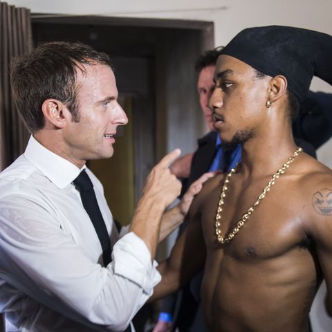 Frankreichs Präsident Emmanuel Macron spricht mit einem jungen Bewohner von Saint-Martin in der Karibik