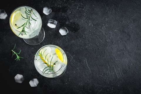 Gin Tonic steht auch 2019 hoch im Kurs an deutschen Tresen. Der eine oder andere Drink dürfte aber ohne Umdrehungen auskommen.