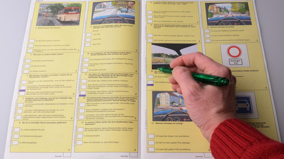 Immer mehr Menschen betrügen bei der schriftlichen Führerscheinprüfung.