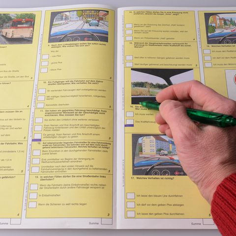 Immer mehr Menschen betrügen bei der schriftlichen Führerscheinprüfung.