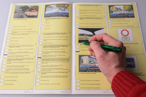 Immer mehr Menschen betrügen bei der schriftlichen Führerscheinprüfung.