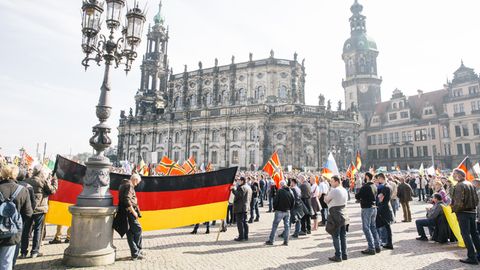 Mehrere tausend Pegida-Anhänger demonstrieren im Jahr 2016 in Dresden