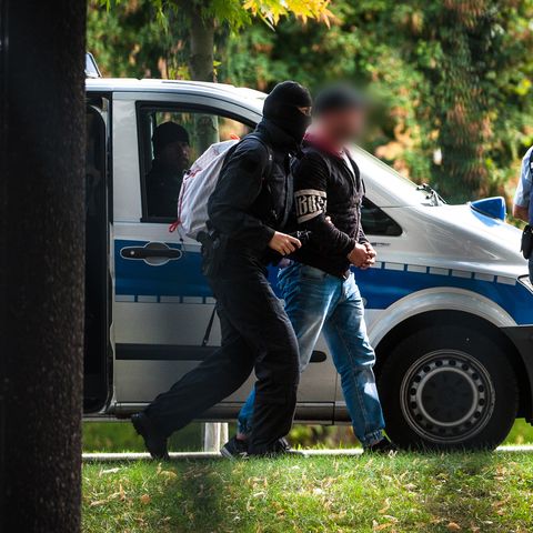 Rechtsextremisten sollen eine Attacke am Tag der deutschen Einheit geplant haben - sie wurden verhaftet und zum Bundesgerichtshof gebracht