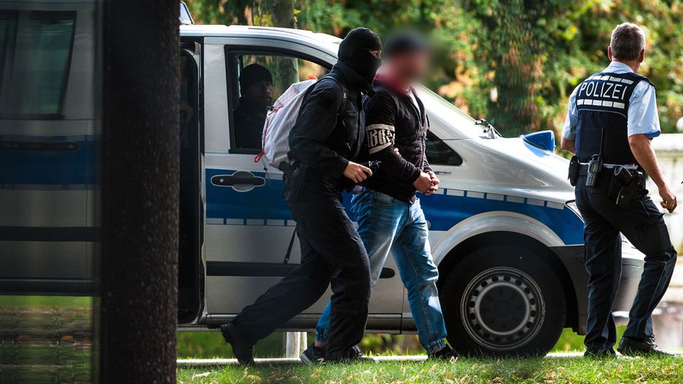 Rechtsextremisten sollen eine Attacke am Tag der deutschen Einheit geplant haben - sie wurden verhaftet und zum Bundesgerichtshof gebracht
