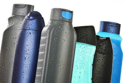 Blaue und schwarze Shampoo-Flaschen