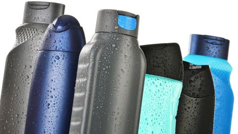Blaue und schwarze Shampoo-Flaschen
