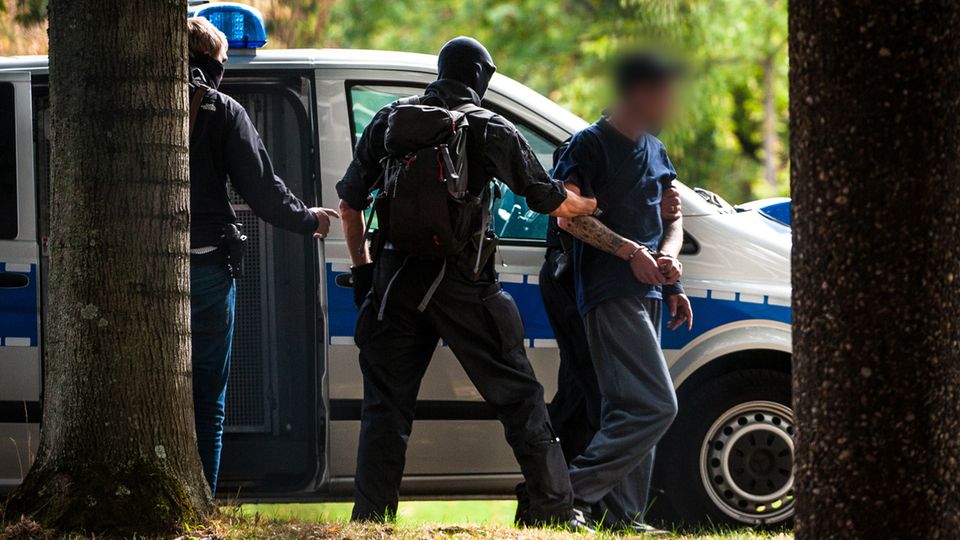 Mutmaßliche Mitglieder der als rechtsterroristische eingestuften Gruppierung "Chemnitz Revolution" erreichen - bewacht von Polizisten - den Bundesgerichtshof in Karlsruhe.