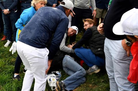 Ein Golfball des US-Profis Brooks Koepka (im Vordergrund links) hat eine Zuschauerin schwer verletzt